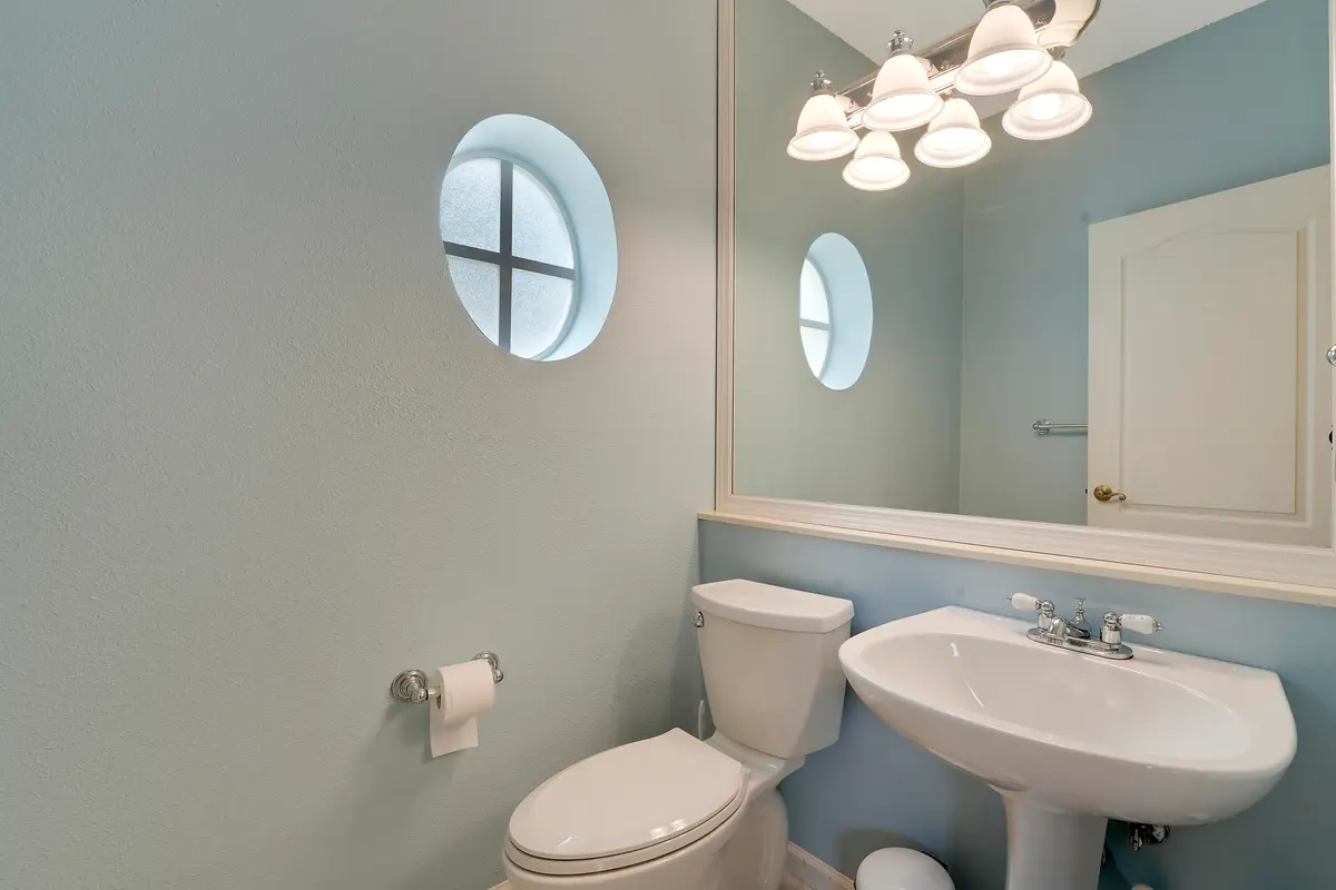 Guest Bath at 27 Via Del Corso, Palm Beach Gardens