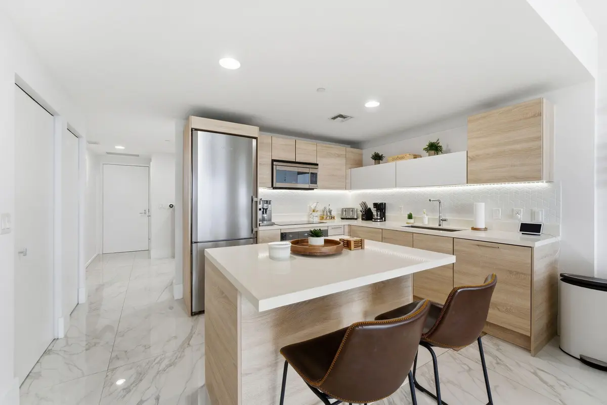 10-web-or-mls-DON03814 at 16385 Biscayne Boulevard 2516, North Miami Beach