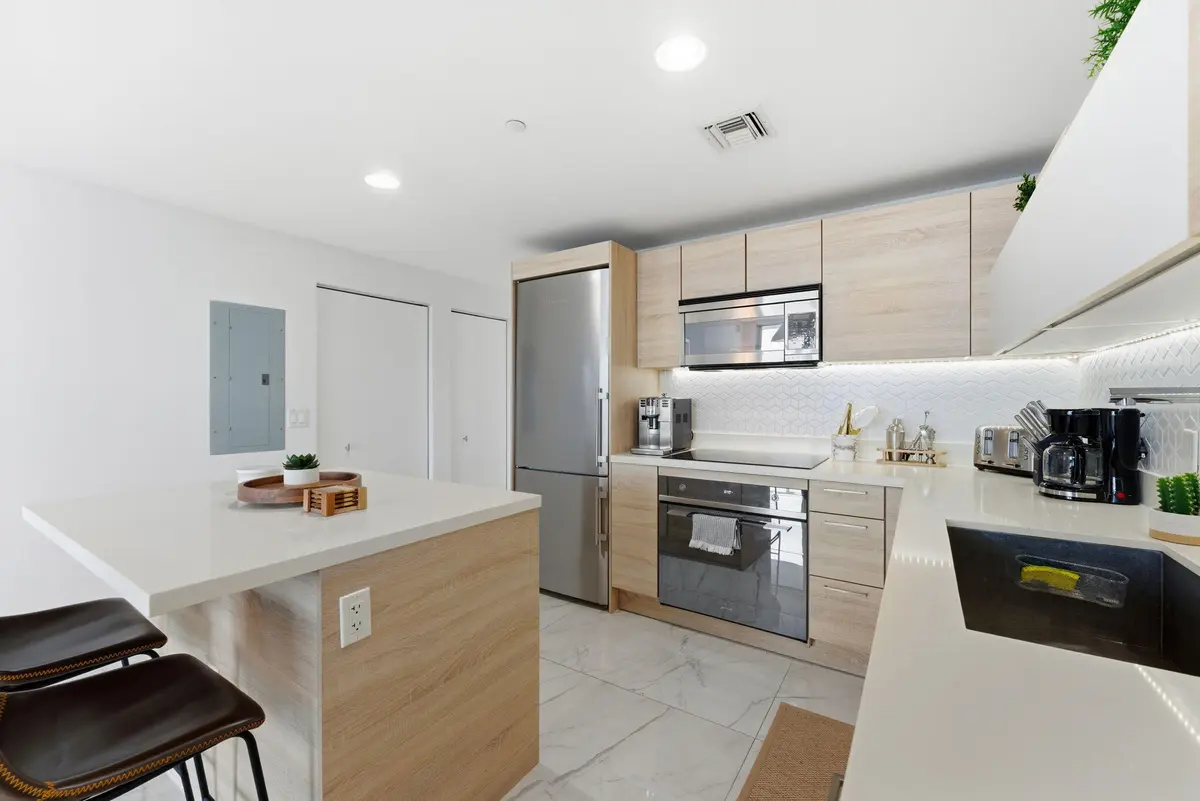 11-web-or-mls-DON03819 at 16385 Biscayne Boulevard 2516, North Miami Beach