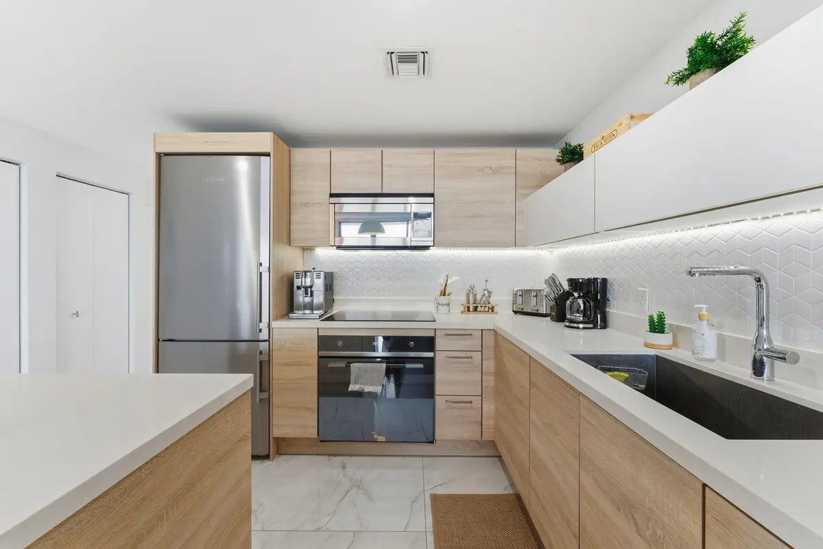 12-web-or-mls-DON03824 at 16385 Biscayne Boulevard 2516, North Miami Beach