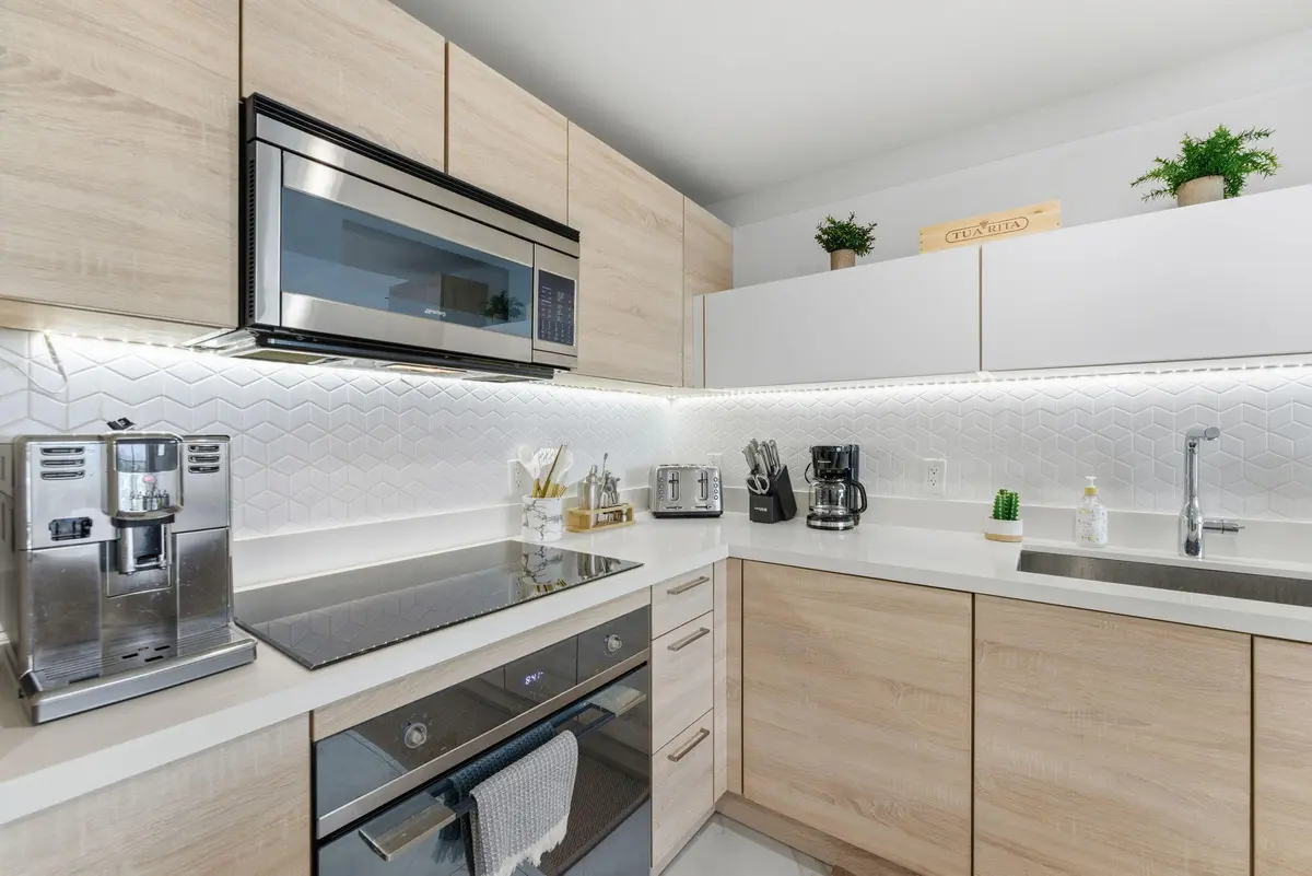 13-web-or-mls-DON03829 at 16385 Biscayne Boulevard 2516, North Miami Beach