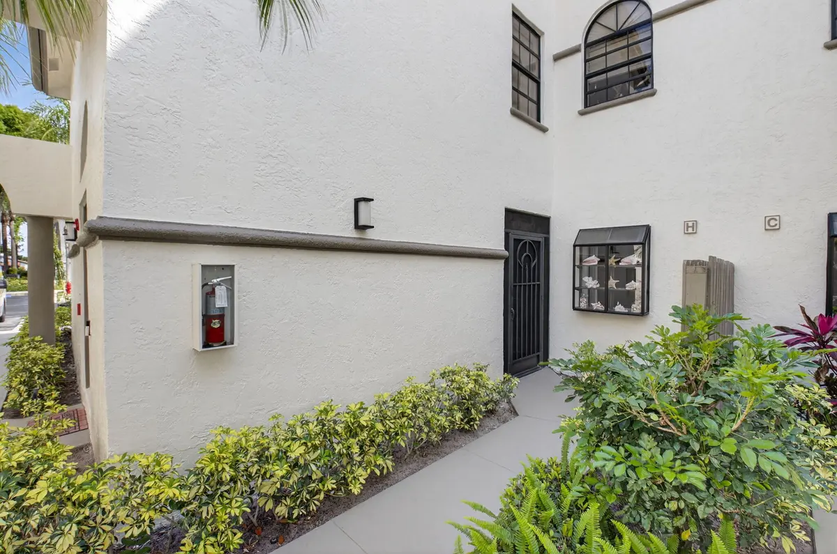Screened-Covered Entry at 5226 Europa Drive H, Boynton Beach