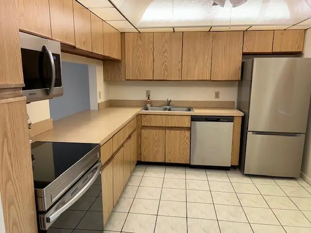 Eat-in Kitchen at 145 Lake Nancy Lane 125, West Palm Beach