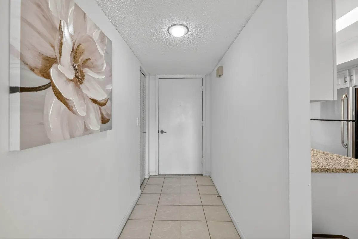FOYER at 2400 S Ocean Drive 6223, Fort Pierce