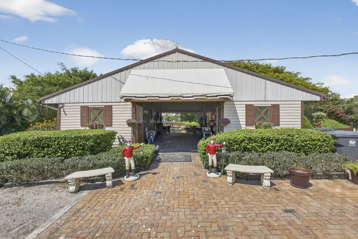 5 stall barn at 739 Cindy Circle Lane, Wellington