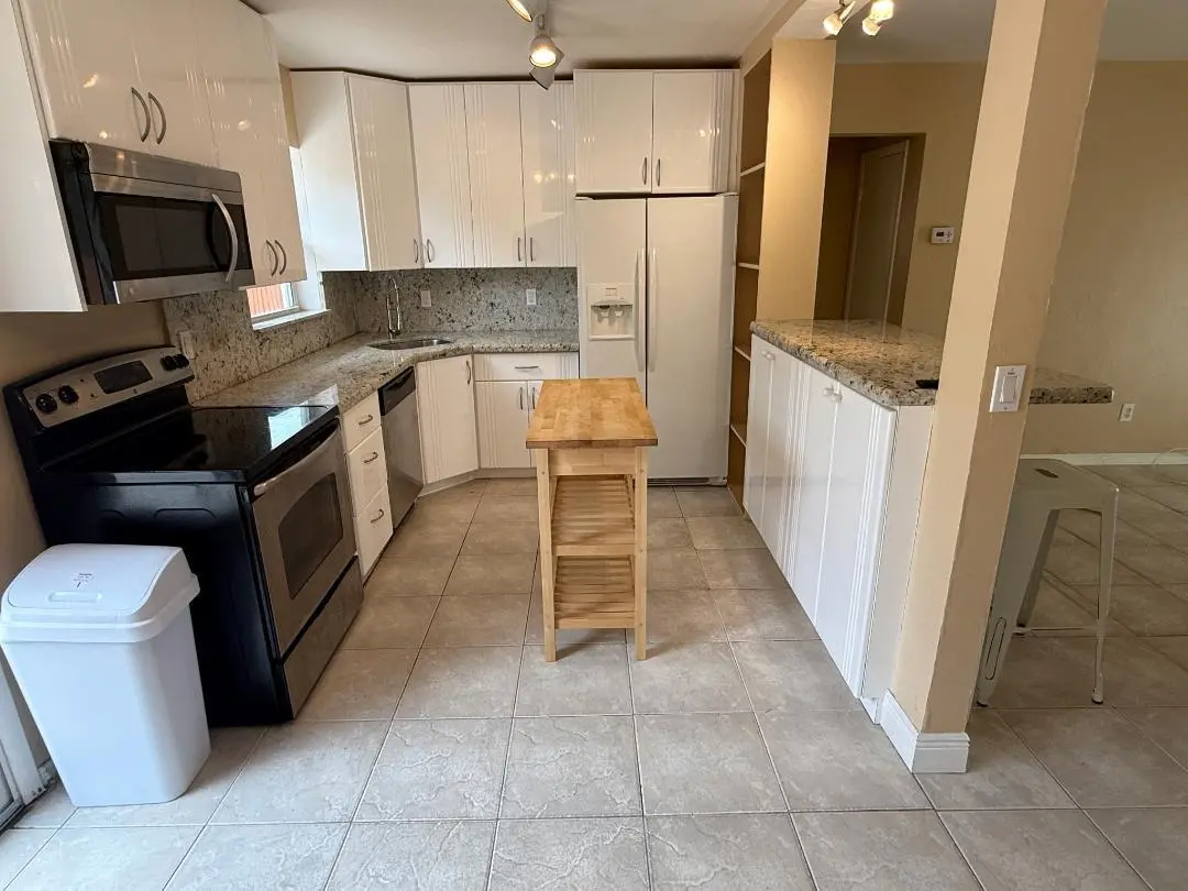 rep island at 2616 NE 9th Terrace, Wilton Manors