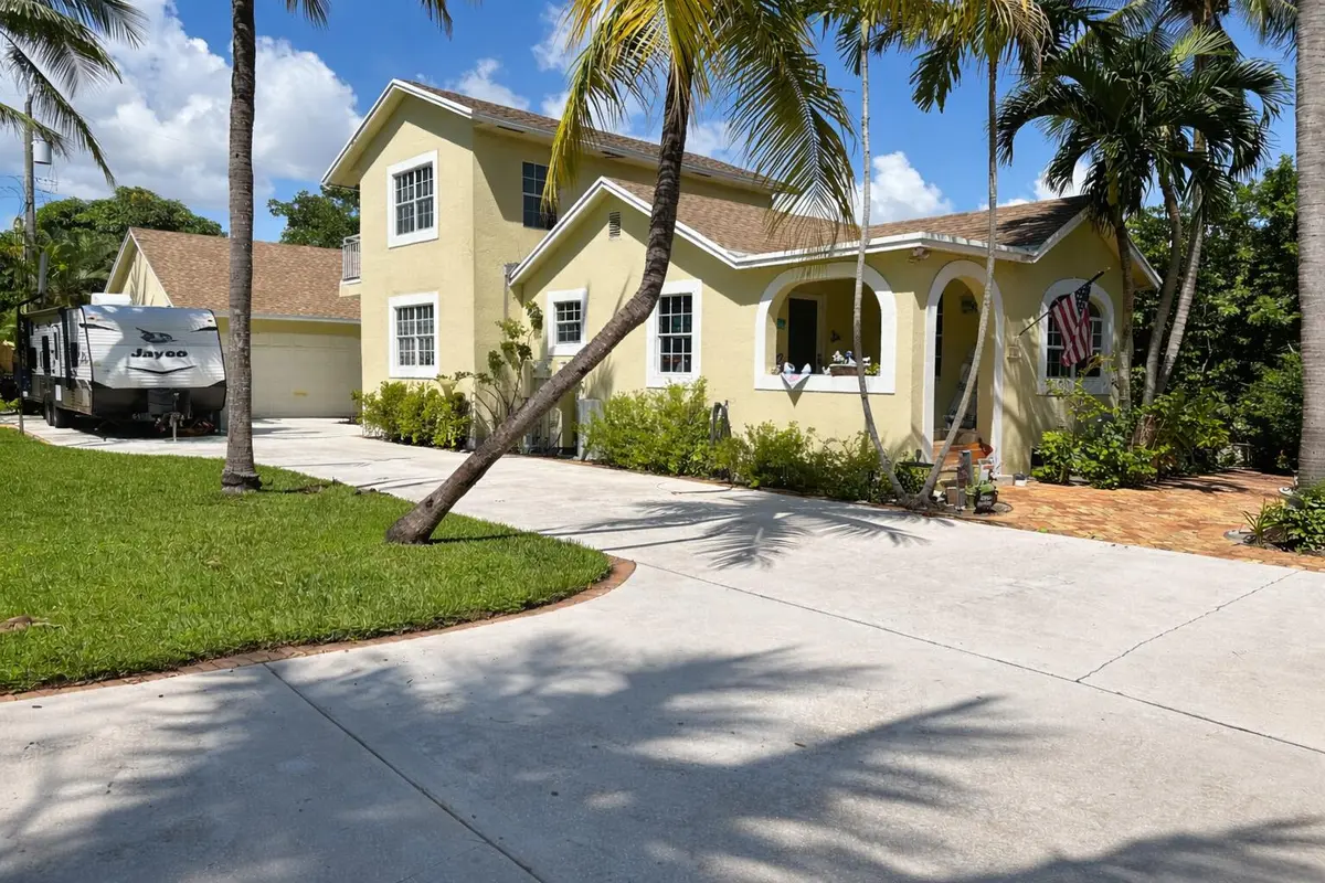 Exterior front of duplex at 613 N 5th Street, Lantana