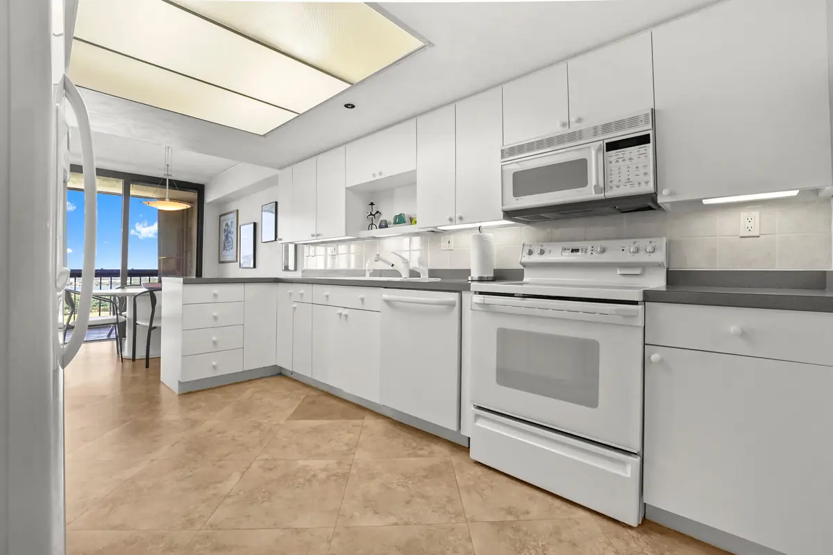 17 Kitchen 03 at 1900 Consulate Place 1906, West Palm Beach