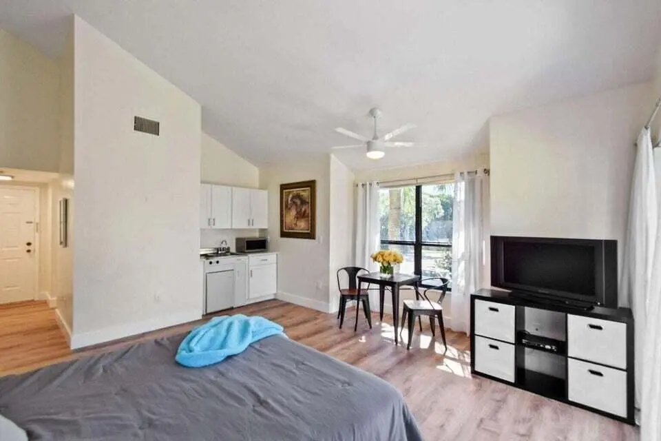 508 Studio TV:Dining at 11863 Wimbledon Circle 508, Wellington