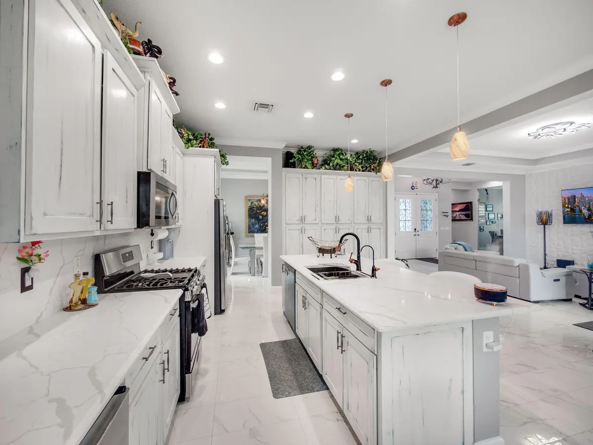 15-web-or-mls-013 at 5857 Whippoorwill Circle, Westlake