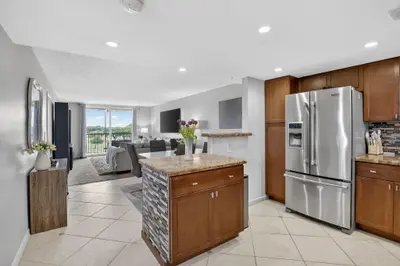 3001 W Rolling Hills Circle 501, Davie – sold