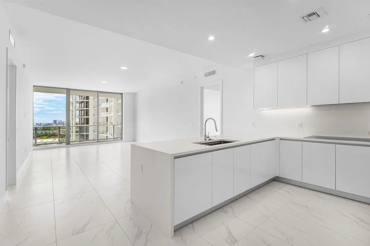 002-220LakeShoreDrive-1415-LakePark-FL-3 at 220 Lake Shore Drive 1415, Lake Park