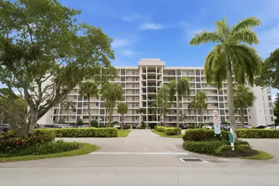 3100 N Palm Aire Drive 208, Pompano Beach – Condominium for sale