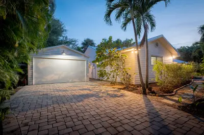 547 SW Riverview Street, Stuart – Single Family Residence for sale