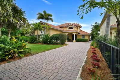 881 SE Saint Lucie Boulevard, Stuart – Single Family Residence for sale