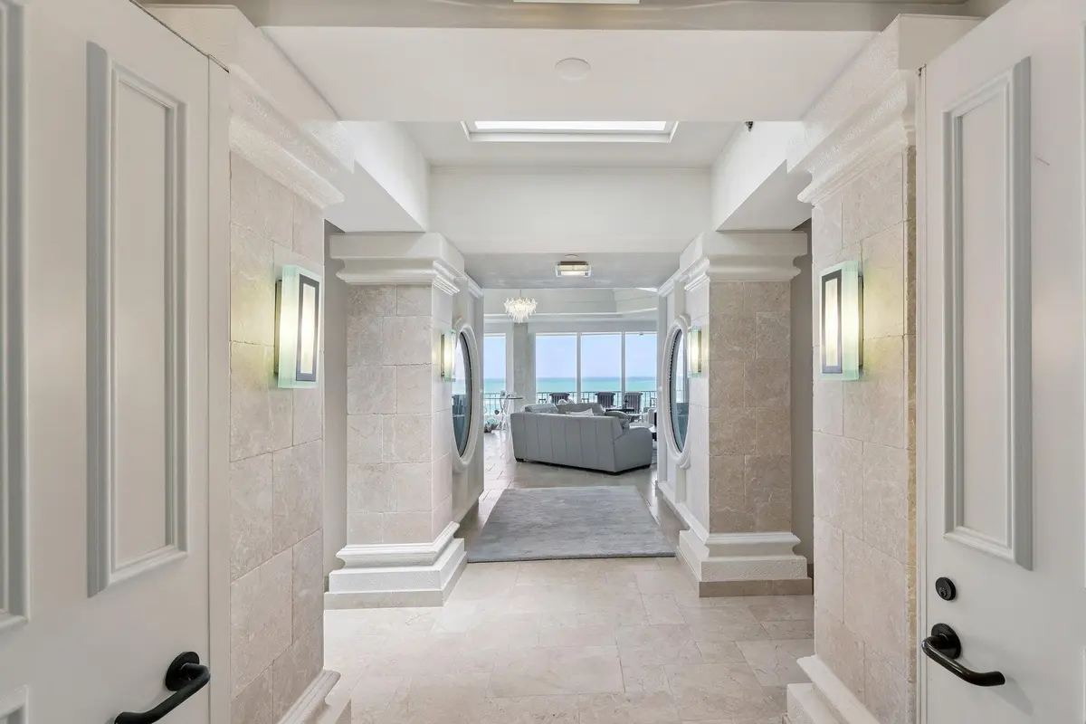 Entrance foyer at 2920 SE Dune Drive 420, Stuart