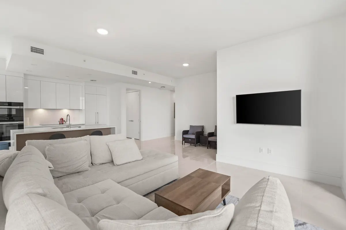 220 Lake Shore Drive - 41.jpg-FULL at 220 Lake Shore Drive 1125, Lake Park