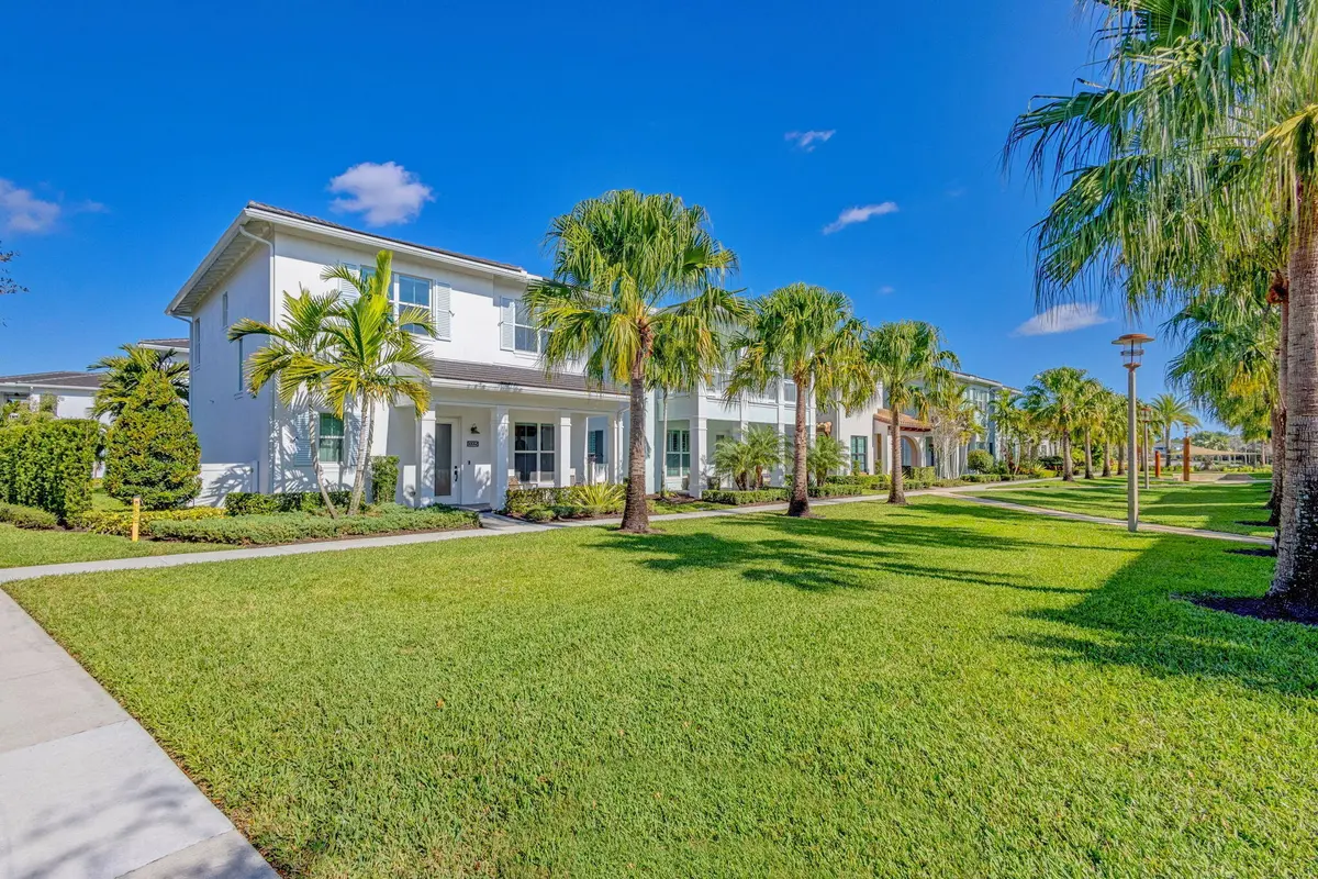 Oversized corner at 13325 Machiavelli Way, Palm Beach Gardens