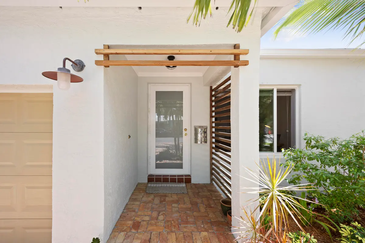 453a3257 at 634 NE 17th Way, Fort Lauderdale