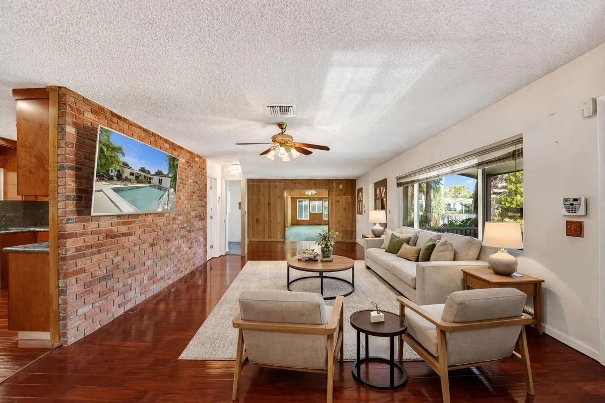 fox lr at 4731 NE 13 Avenue, Oakland Park
