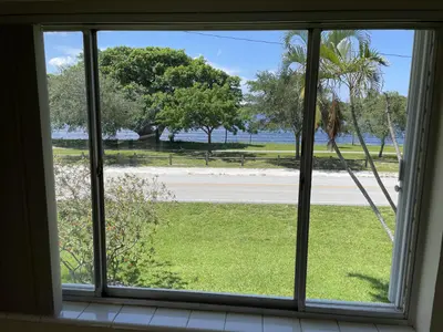 2020 Lake Osborne Drive 11, Lake Worth Beach – Condominium for rent