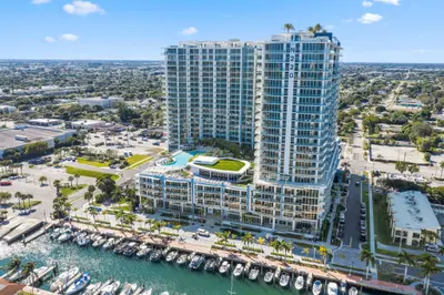 220 Lake Shore Drive 1121, Lake Park – Condominium for sale