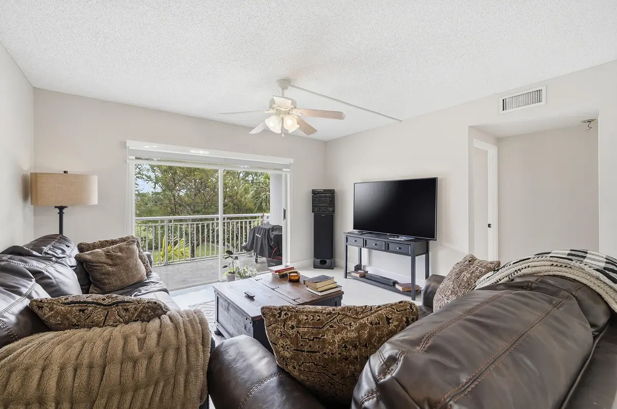 13_dsc05400 at 3800 Hillcrest Drive 310, Hollywood