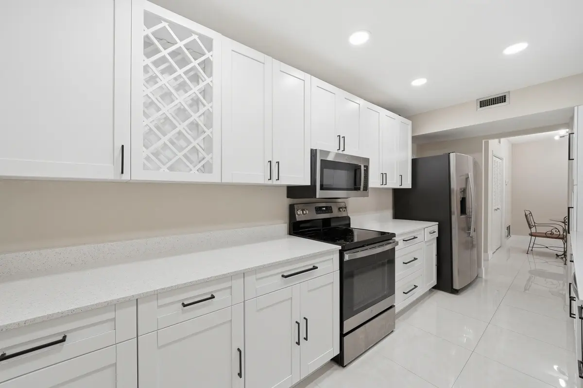 11_dsc05385 at 3800 Hillcrest Drive 310, Hollywood