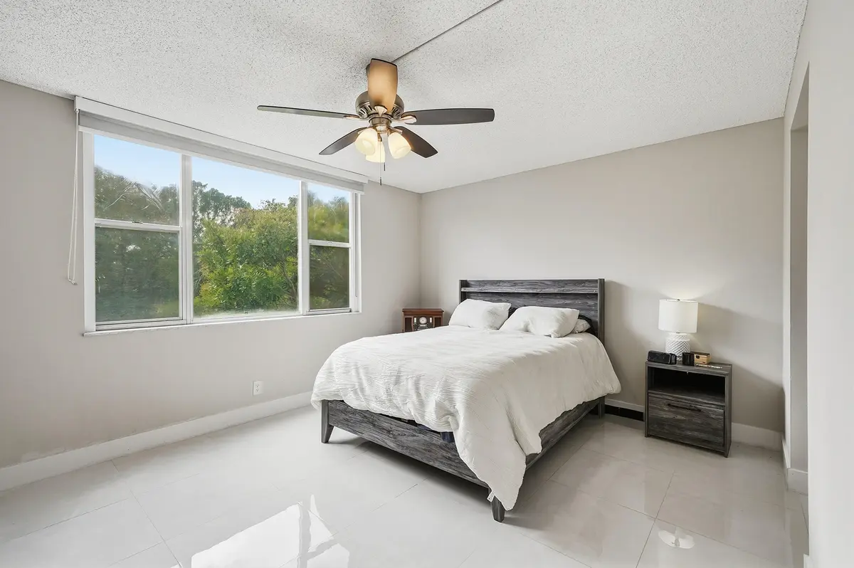 18_dsc05420 at 3800 Hillcrest Drive 310, Hollywood