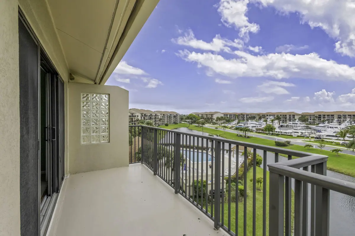 patio at 601 Seafarer Circle 504, Jupiter