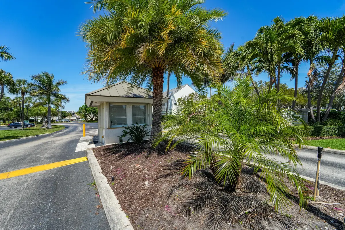 JORC Main Entrance at 1605 S Us Highway 1 303m1, Jupiter