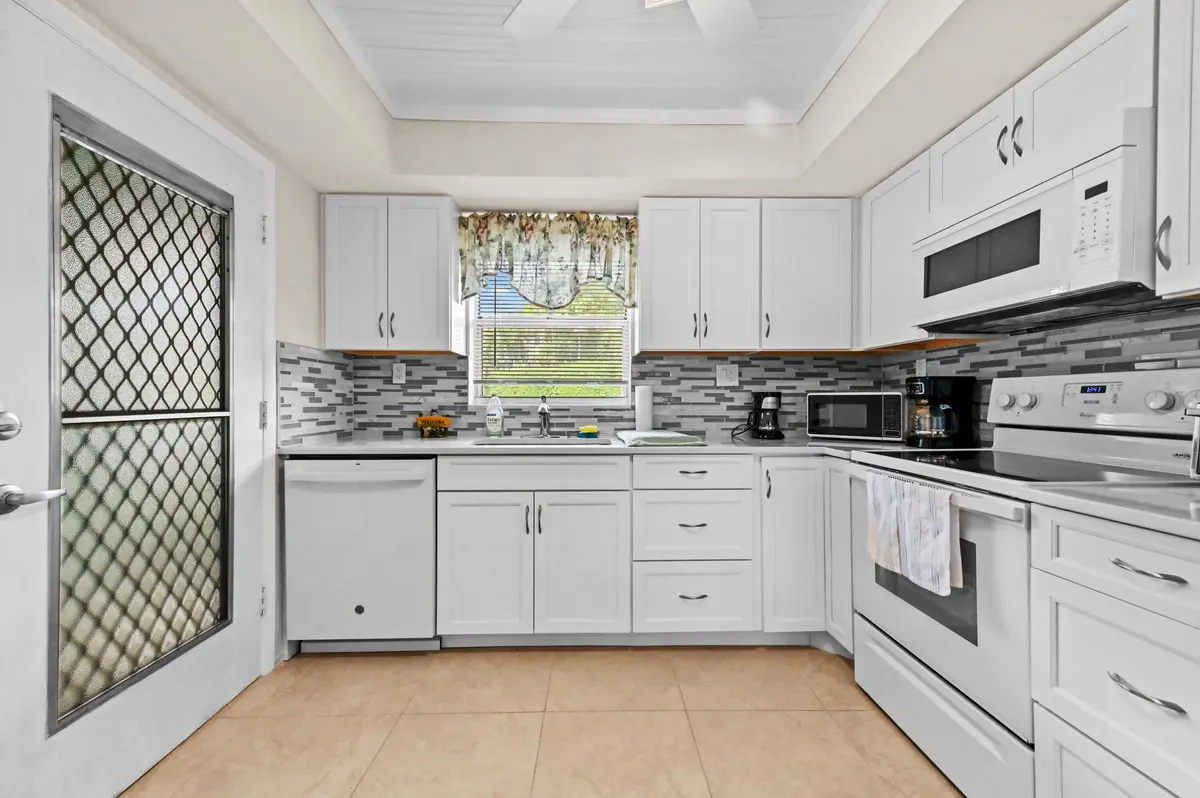 10 Kitchen 02 at 5540 N Ocean Boulevard 107, Ocean Ridge