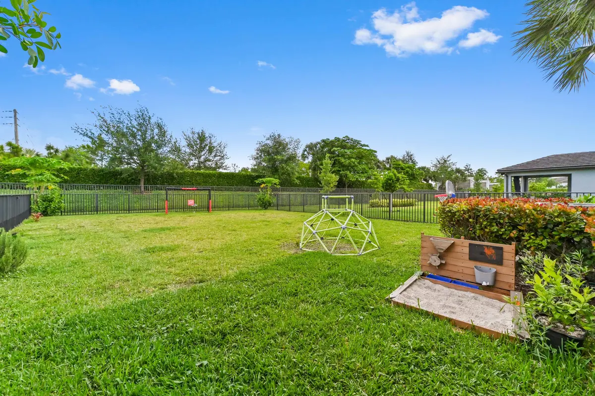 36 backyard 01 at 2343 Rollingwood Court, Oakland Park
