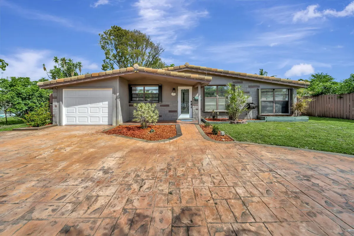 7-web-or-mls-DSC01296 at 831 NW 39th Street, Oakland Park