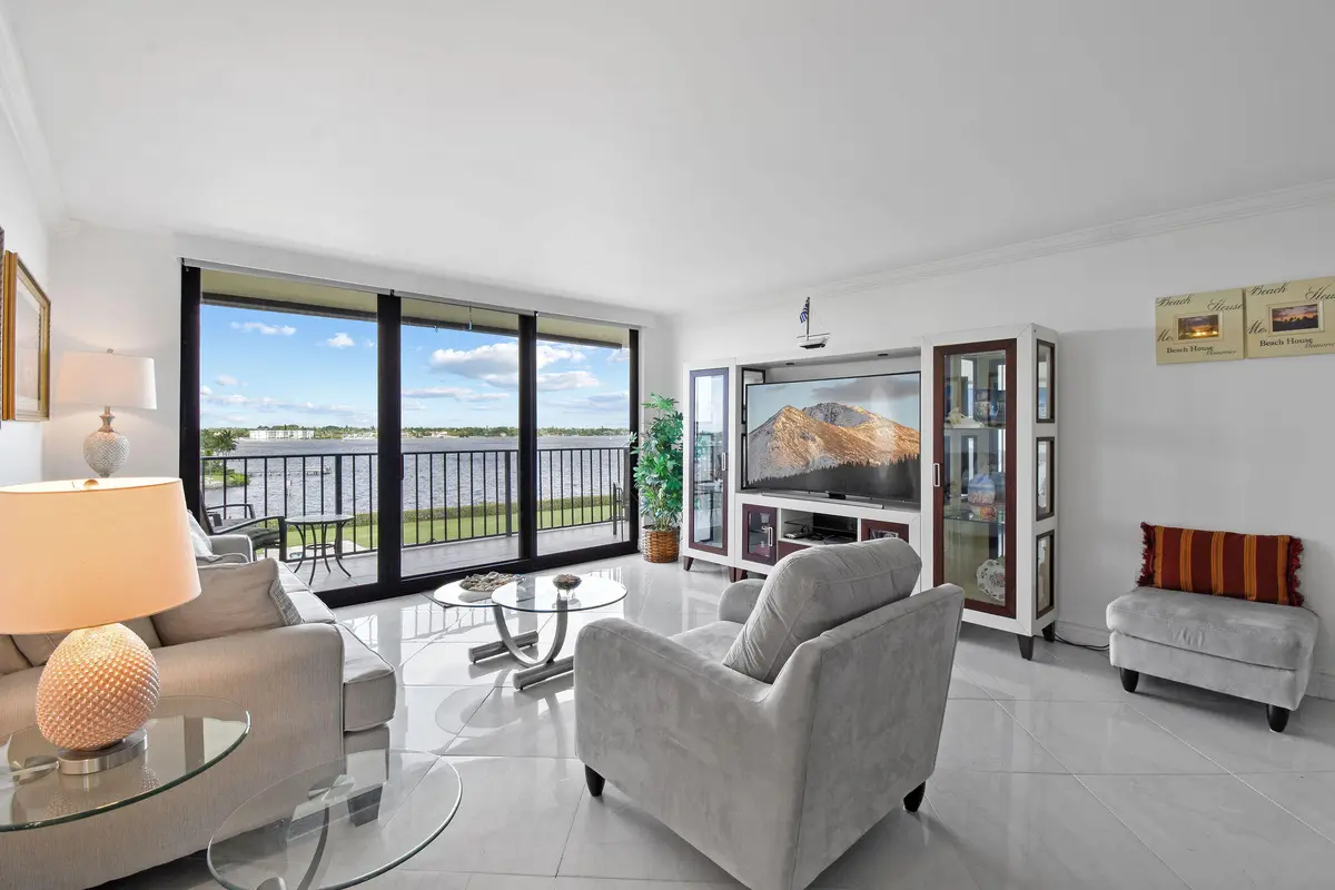 living room actual photo at 3460 S Ocean Boulevard 510, Palm Beach