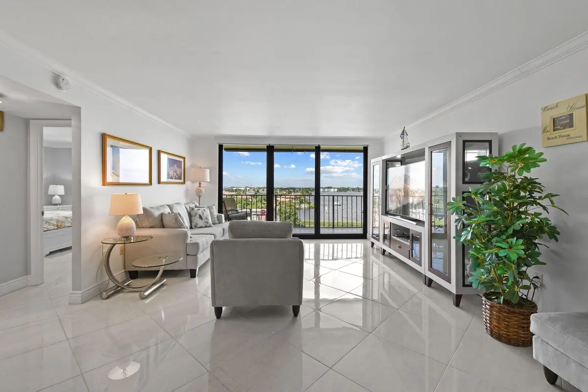 living room actual photo at 3460 S Ocean Boulevard 510, Palm Beach