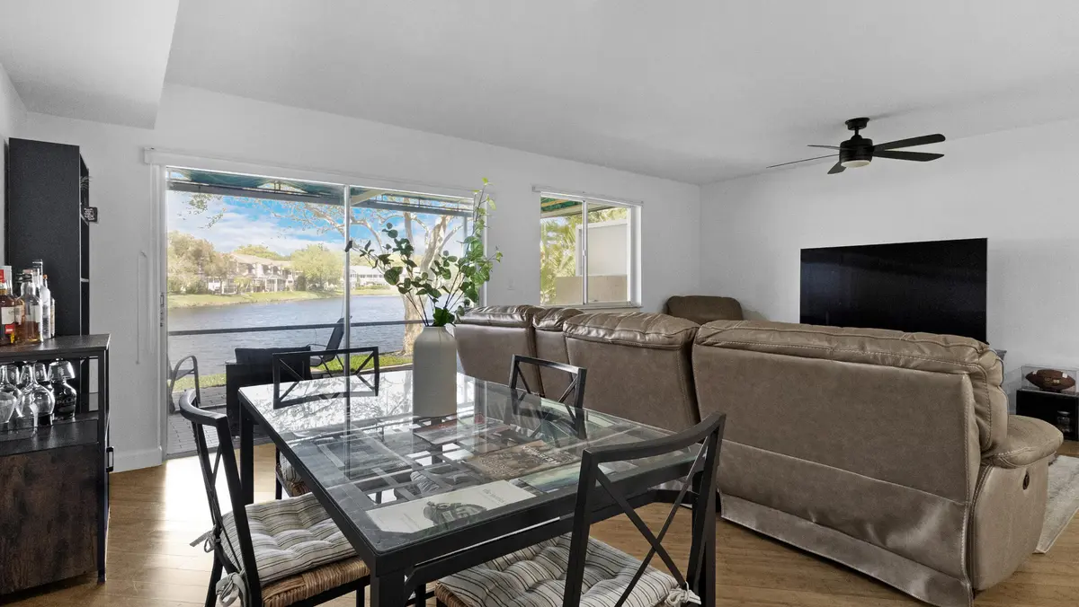 Living at 638 N University Drive, Plantation