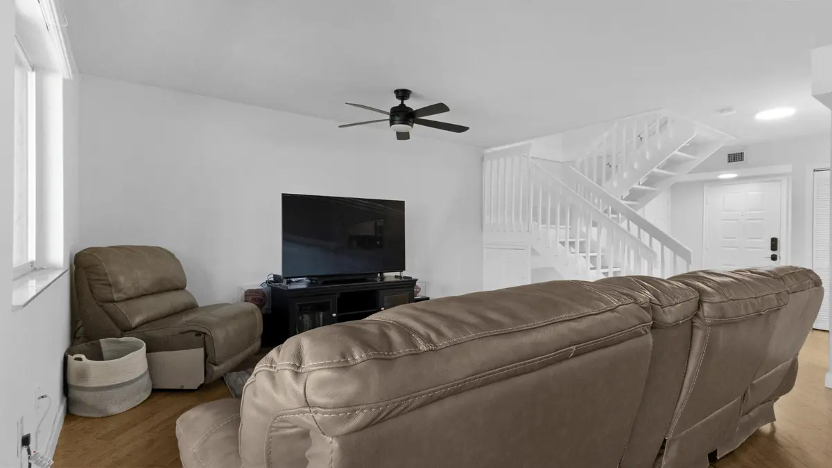 Living 3 at 638 N University Drive, Plantation