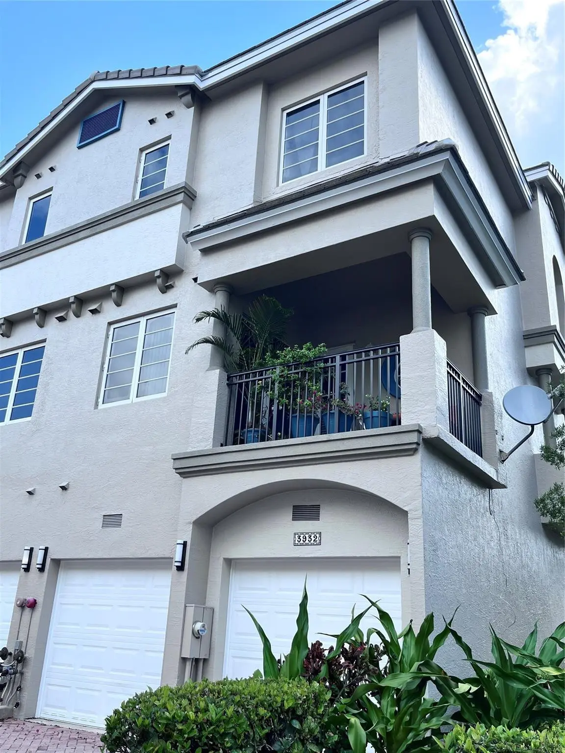 2 car garage West exposure at 3932 Coral Heights Way, Oakland Park