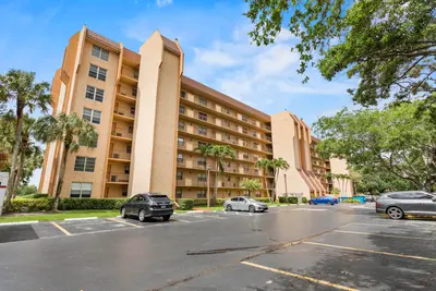 3001 W Rolling Hills Circle 301, Davie – sold