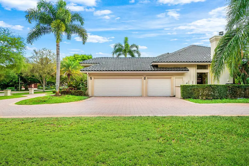 Avi garage at 7730 Newport Lane, Parkland
