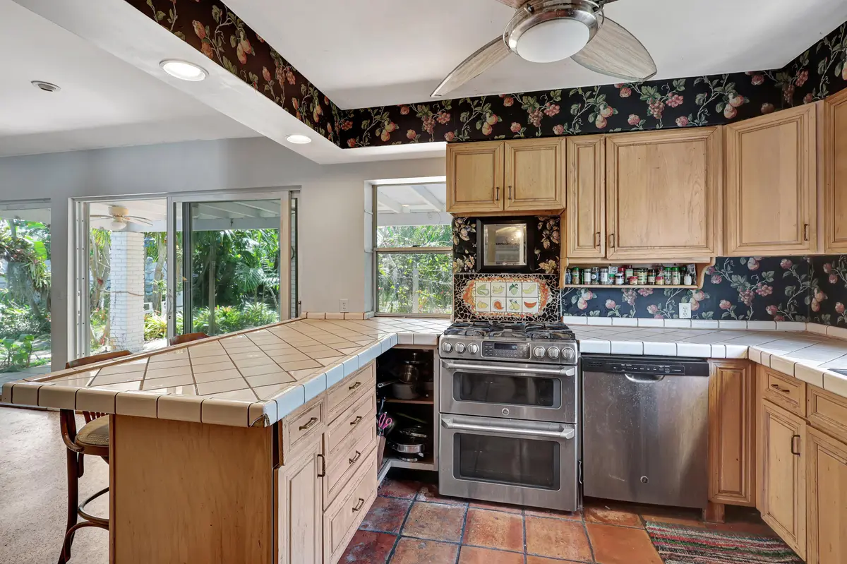 Kitchen Gas Range at 135 Harvard Drive, Lake Worth Beach