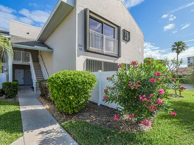 3206 S Lakeview Circle 1206, Hutchinson Island – sold