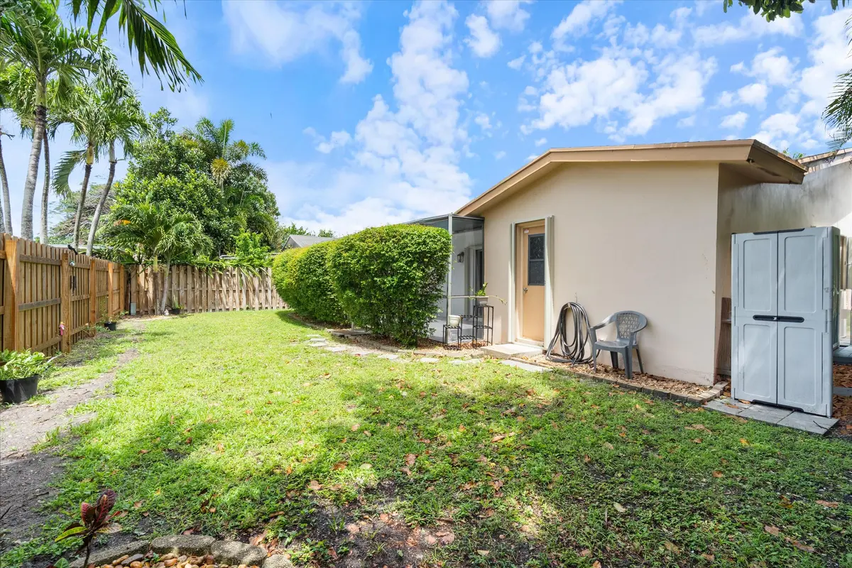 side yard at 22707 SW 64th Way, Boca Raton