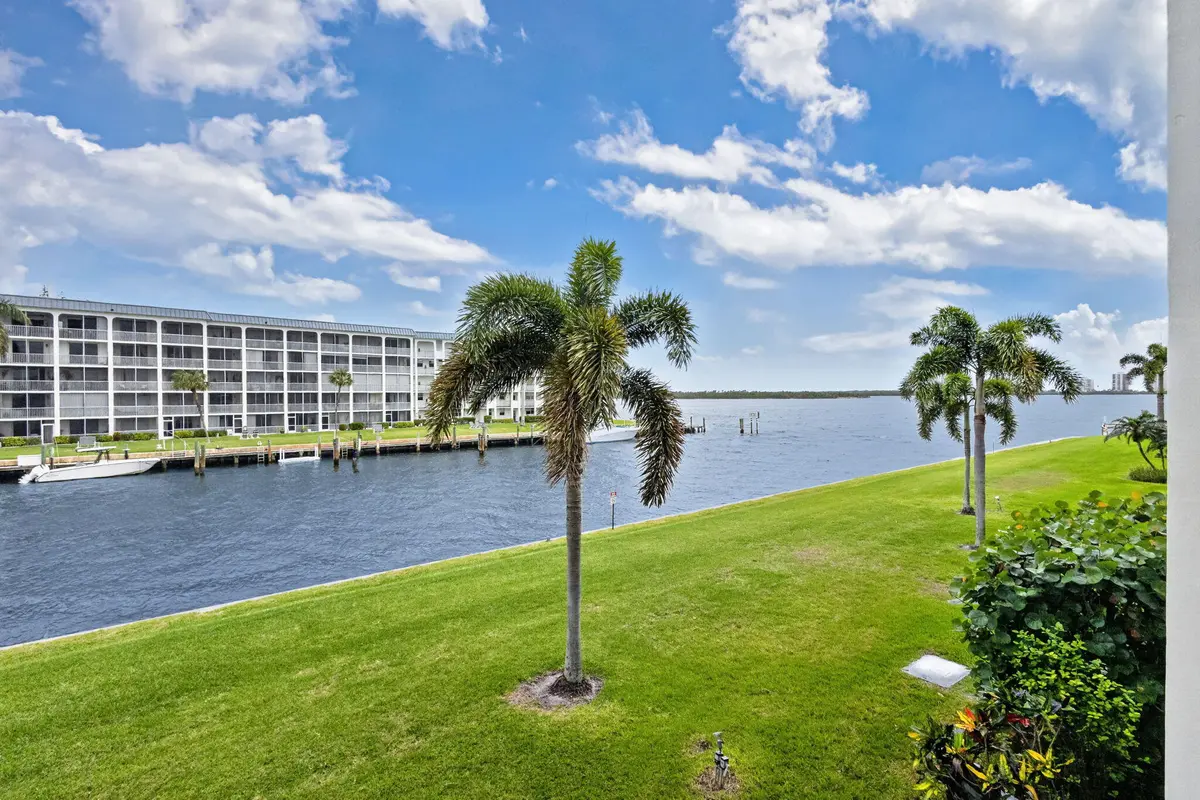 5-web-or-mls-5D1A1903 at 111 Shore Court #206, North Palm Beach