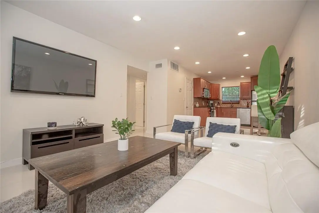 Photo 2 at 601 SE 5th Court 108, Fort Lauderdale