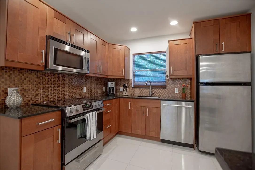 Photo 5 at 601 SE 5th Court 108, Fort Lauderdale