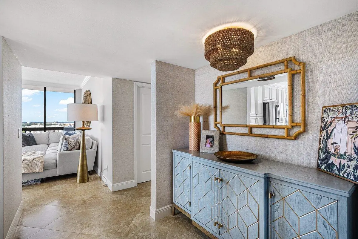 Entry at 108 Lakeshore Drive 38-ph, North Palm Beach