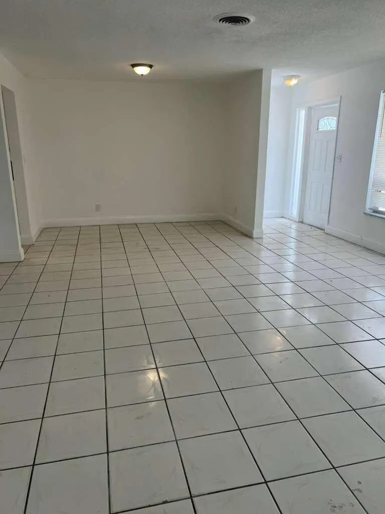 WhatsApp Image 2026-04-13 at 19.23.45 (2 at 3631 NW 33rd Avenue, Lauderdale Lakes