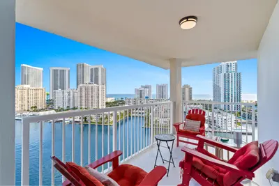 121 Golden Isles Drive Ph1, Hallandale Beach – Condominium for rent